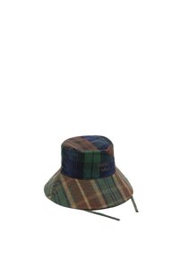 Sombrero tipo bucket con un patrón de cuadros multicolores que presenta tonalidades de verde, azul y marrón. Hecho de tela con un ala plana y correas para la barbilla.