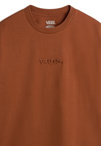 Braunes Baumwoll-T-Shirt mit Rundhalsausschnitt, das ein gesticktes "vans."-Logo in passender Farbe zeigt, präsentiert in einem lockeren Schnitt.