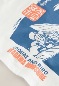 Blauer und weißer Textildruck mit stilisierten Mispelfrüchten und Vogel, orangefarbene japanische Schriftzeichen und Text „Mispel und Vogel Utagawa Hiroshige.“