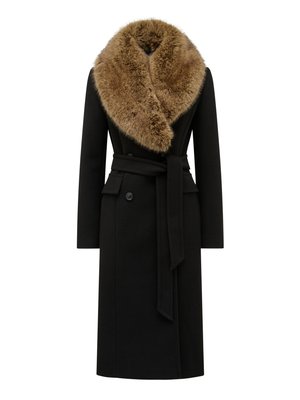 Casaco longo preto com um largo colarinho de pele castanha, apresentando fechamento de botão duplo e um cinto atado na cintura. Textura de tecido suave.