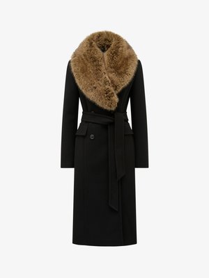 Manteau noir long avec un large col en fourrure marron, présentant une fermeture double boutonnage et une ceinture nouée à la taille. Texture de tissu lisse.