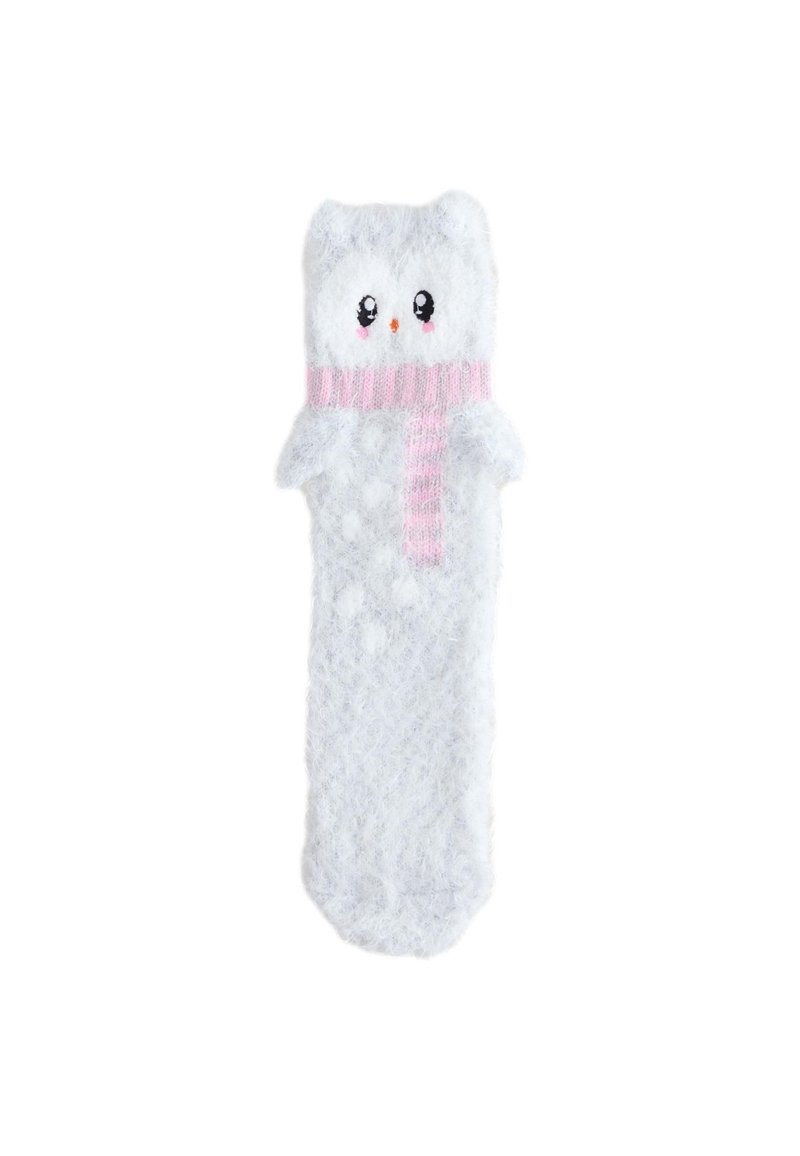 Calzino bianco peloso con motivo gufo, caratterizzato da occhi ricamati, becco arancione e sciarpa rosa lavorata a maglia. Tessuto morbido e motivo giocoso.