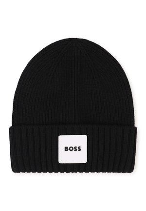 Bonnet en maille côtelée noire avec revers et patch carré blanc affichant le mot "BOSS" en lettres noires en gras.