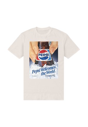 Hænder, der holder en kold Pepsi-flaske med is og teksten "Pepsi byder verden velkommen" til promovering af Universiade '83 på en hvid T-shirt.