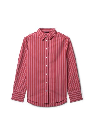 Camicia a maniche lunghe a righe rosse con colletto classico, pattina dei bottoni e sottili strisce bianche su un tessuto liscio.