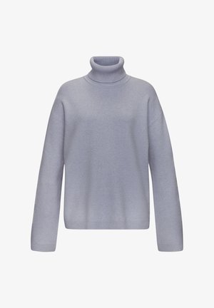 Šviesiai mėlynas megztinis su aukšta apykakle, pagamintas iš minkštos medžiagos, pasižymintis laisvu siluetu, nusileidusiomis pečių linijomis ir giliomis akcentais ant apykaklės ir rankogalių.