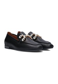 Zwarte leren loafers met een slank ontwerp, voorzien van een decoratieve ketting en kristalaccenten op de bovenkant. Lage hak, gladde textuur.