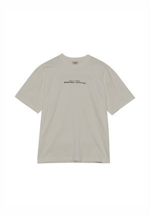 Beige T-shirt met korte mouwen met kleine zwarte tekst "OFF DUTY GEAR" en "HALO 196819721981" gecentreerd op de borst.