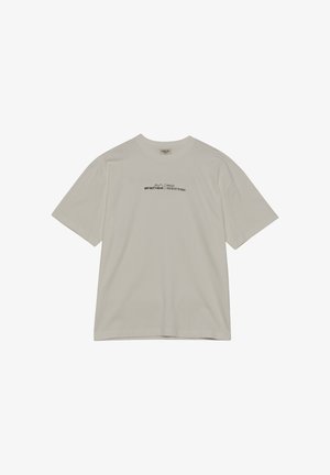 Beige t-shirt med korte ærmer med lille sort tekst "OFF DUTY GEAR" og "HALO 196819721981" centreret på brystet.