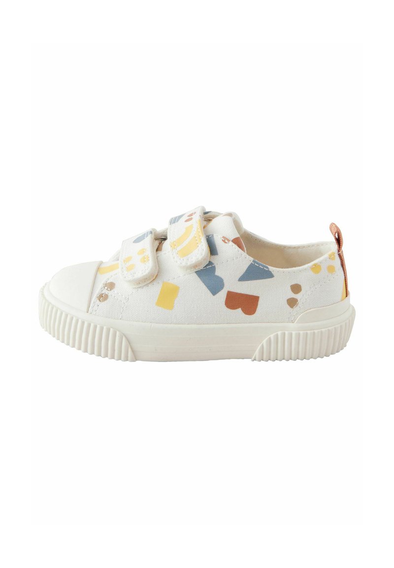 Hvide lærreds sneakers med multicolor geometriske mønstre, dobbelte Velcro-stropper, gummitåhætte og ribbet hvid sål.