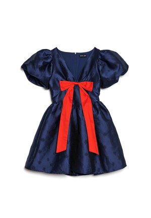 Vestido de satén azul marino con mangas abullonadas, escote en V profundo y un lazo rojo brillante en la cintura, con patrones florales texturizados.