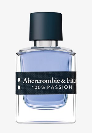 Flacon de parfum en verre contenant un liquide bleu clair, avec une étiquette noire texturée portant l'inscription "Abercrombie & Fitch 100 % PASSION" et un bouchon noir.