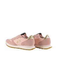 Ein Paar rosa Wildleder- und Stoffturnschuhe mit goldenen Akzenten, weißen Zwischensohlen und Gummigummisohlen, von der Rückseite betrachtet.