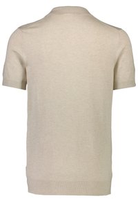 Beige kortärmad pullover med en mjuk textur, klassisk polo-krage och ribbat avslut. Minimalistisk design utan ytterligare mönster eller detaljer.