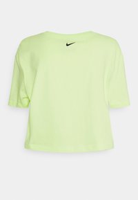 Kortärmad, croppad t-shirt i ljus neongrön bomull, med en liten svart Nike-logotyp på baksidan nära halslinningen.