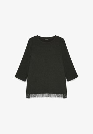 Top tricotat negru cu mâneci trei sferturi, prezentând un model texturat și detalii cu ciucuri pe marginea de jos. Accente strălucitoare pe întreaga suprafață.