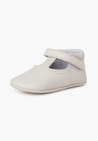 Zapato de cuero gris claro con punta redondeada, un corte en el mediopié y una correa de Velcro. Presenta costuras detalladas a lo largo de la suela.
