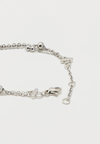 Ασημένιο βραχιόλι με διπλή αλυσίδα, στρογγυλά χάντρες και κούμπωμα αστακού σε λευκό φόντο.