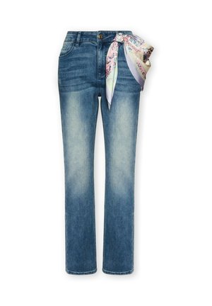 Los pantalones vaqueros de mezclilla azul presentan un diseño de pierna recta, un acabado desgastado y un pañuelo de seda decorativo atado en la cintura con un patrón multicolor.