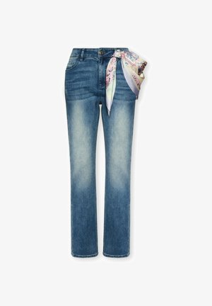 Jeans in denim blu con design a gamba dritta, finitura sbiadita e una sciarpa di seta decorativa annodata alla vita con un motivo multicolore.