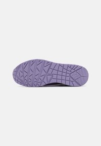 Suola di scarpa in gomma viola con un design testurizzato e a motivo, caratterizzata da profonde scanalature e contorni per una migliore aderenza e trazione.