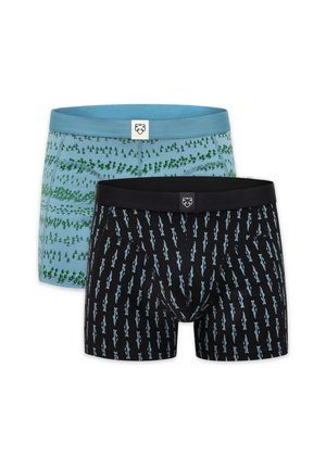 Zwei Boxer-Shorts, eine hellblau mit grünem Baum-Muster, eine schwarz mit hellblauem Fisch-Muster, beide mit kontrastierenden Taillenbändern und Markenlogos.