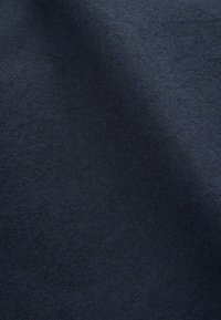 Tengerészeti textúrájú anyag sima felülettel, enyhén fénylő. Egységes színű, minta vagy feltűnő díszítés nélkül.