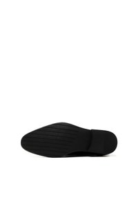 Suola in pelle nera con finitura liscia, caratterizzata da un motivo di presa testurizzato e punta leggermente arrotondata. Design minimalista senza accenti visibili.