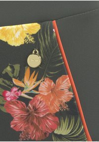 Υφασμάτινο με λουλούδια σε έντονα πορτοκαλί, ροζ και κίτρινα χρώματα σε σκοτεινό φόντο, με χρυσή ετικέτα και πορτοκαλί περίγραμμα.