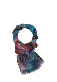 Sciarpa colorata realizzata in tessuto leggero, con motivi ondulati in tonalità di blu, rosa e arancione, bordi frangiati e un'etichetta con logo.