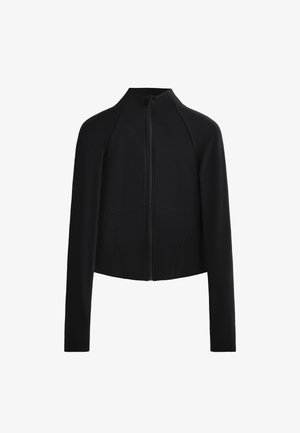Giacca nera cropped con un colletto alto, maniche lunghe e zip frontale. Presenta cuciture curve e un tessuto morbido e texturizzato.