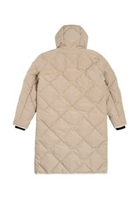 Beige prošívaný dlouhý kabát s kapucí, s diamantovým prošíváním a černými akcenty na manžetách. Hladká textura s minimalistickým designem.