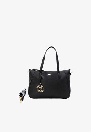 Borsa in pelle nera con doppio manico, chiusura con zip e un charm decorativo in oro. Presenta una superficie testurizzata e una tracolla regolabile.