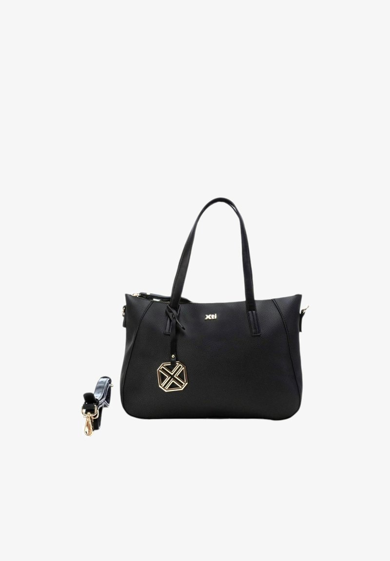 Borsa in pelle nera con doppio manico, chiusura con zip e un charm decorativo in oro. Presenta una superficie testurizzata e una tracolla regolabile.