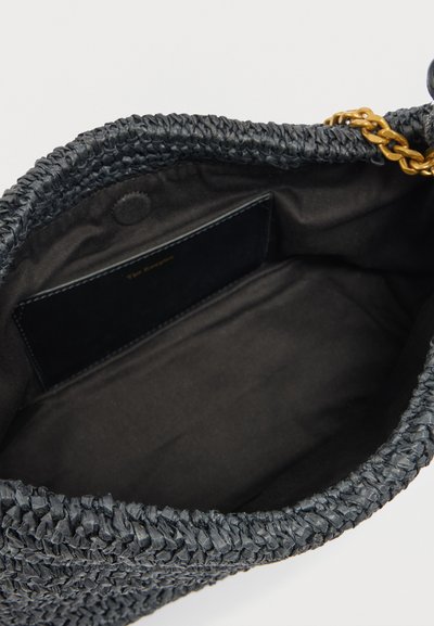 Μαύρη πλεκτή τσάντα με μαλακή υφασμάτινη επένδυση, που διαθέτει μια μικρή εσωτερική τσέπη και χρυσή αλυσίδα κοντά στο άνοιγμα.