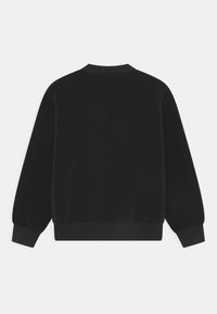 Schwarzer Pullover mit weicher Textur, rundem Ausschnitt sowie gerippten Bündchen an Ärmeln und Saum. Einfaches Design mit langen Ärmeln und ohne zusätzliche Verzierungen.