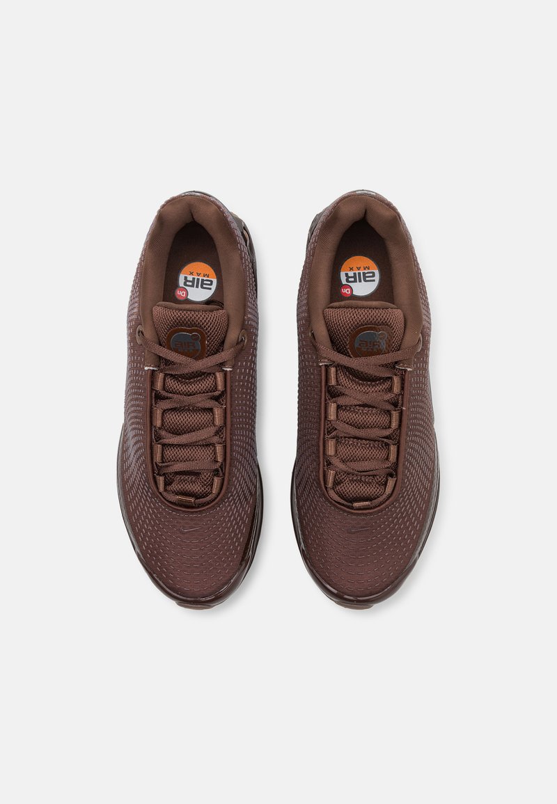 Brązowe buty sportowe z teksturowaną siateczką na cholewce, z okrągłymi sznurówkami i amortyzującą podeszwą. Okrąły logo umieszczone na języku.
