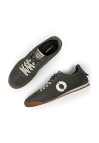 Paire de baskets Ecoalf gris foncé avec des lacets blancs, des semelles en caoutchouc et un logo circulaire sur le côté, vues de dessus et de profil.