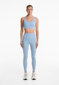 OYSHO STRAPPY BACK - Sportski grudnjak s blagom potporom - mottled royal blue