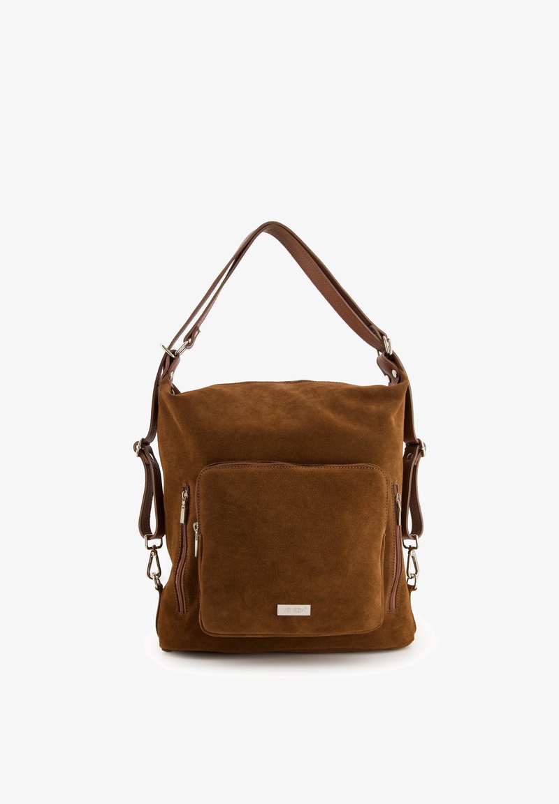 Sac à épaule en suède marron avec une poche avant proéminente, une sangle ajustable et des finitions en métal argenté. Il présente une texture lisse et des lignes épurées.