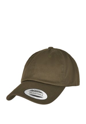 Casquette de baseball ajustable vert olive en tissu lisse, avec une visière incurvée et une étiquette argentée sur le devant.