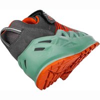 Scarpa sportiva con tomaia in tessuto grigio e dettagli arancioni, un intersuola verde testurizzata e una suola in gomma arancione e nera con motivo.