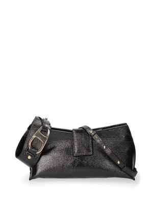 Sort tekstureret læder clutch taske med aftagelig rem og guldfarvet spænde og nitte detaljer på hvid baggrund.