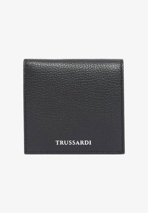 Schwarze, genarbte Lederbrieftasche mit weißem "TRUSSARDI"-Logo, das mittig unten auf der Vorderseite platziert ist.