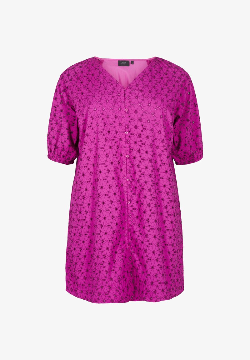 Ružová košela s krátkymi puff rukávmi, ktorá má kvetinovú čipkovú výzdobu a V-výstrih. Výrazný vzor s gombíkovou poistkou pozdĺž prednej časti.