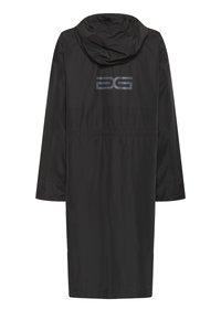 Must veekindel jakk kapuutsiga, millel on reguleeritav vöökoht, pikad varrukad ja peegeldav logo seljal. Sile tekstuur.