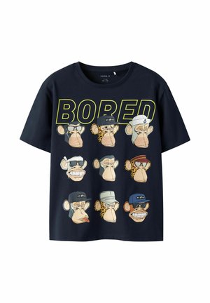 Marineblaues T-Shirt mit neun gezeichneten Affengesichtern, die Hüte und Accessoires tragen. Über den Gesichtern steht in großen gelben Buchstaben das Wort "LANGEWEILE".