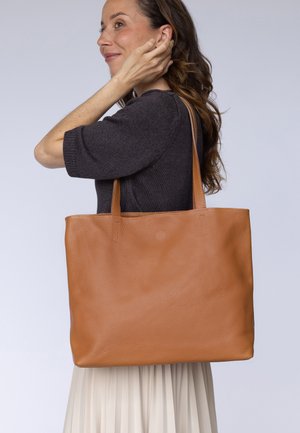 Gusti Leder, BIG WOMAN HANDBAG REBEKKA - Shopping bags - braun