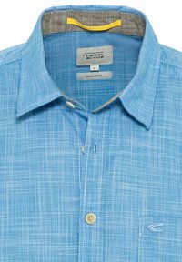 Lichtblauw kortmouw shirt met een geruite textuur, button-down kraag en een borstzak. Bevat een contrasterend ontwerp aan de binnenkant van de kraag.