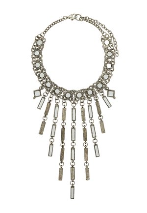 Metalowa naszyjnik z okrągłymi i prostokątnymi akcentami. Posiada łańcuszek w kolorze srebrnym oraz zwisające elementy geometryczne.
